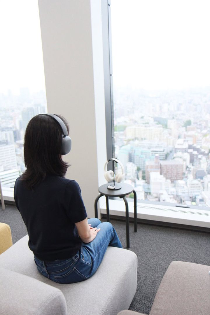 開放感あふれる景色を眺めながらワイヤレスヘッドホンを試聴
