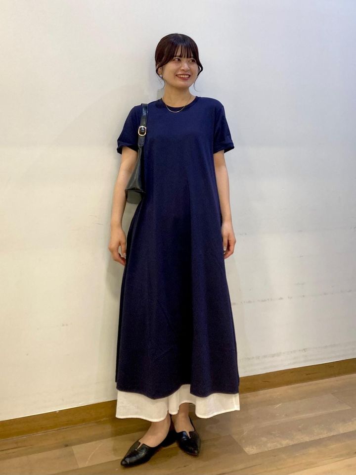 スカートの裾をのぞかせるのも新鮮です 出典：StyleHint