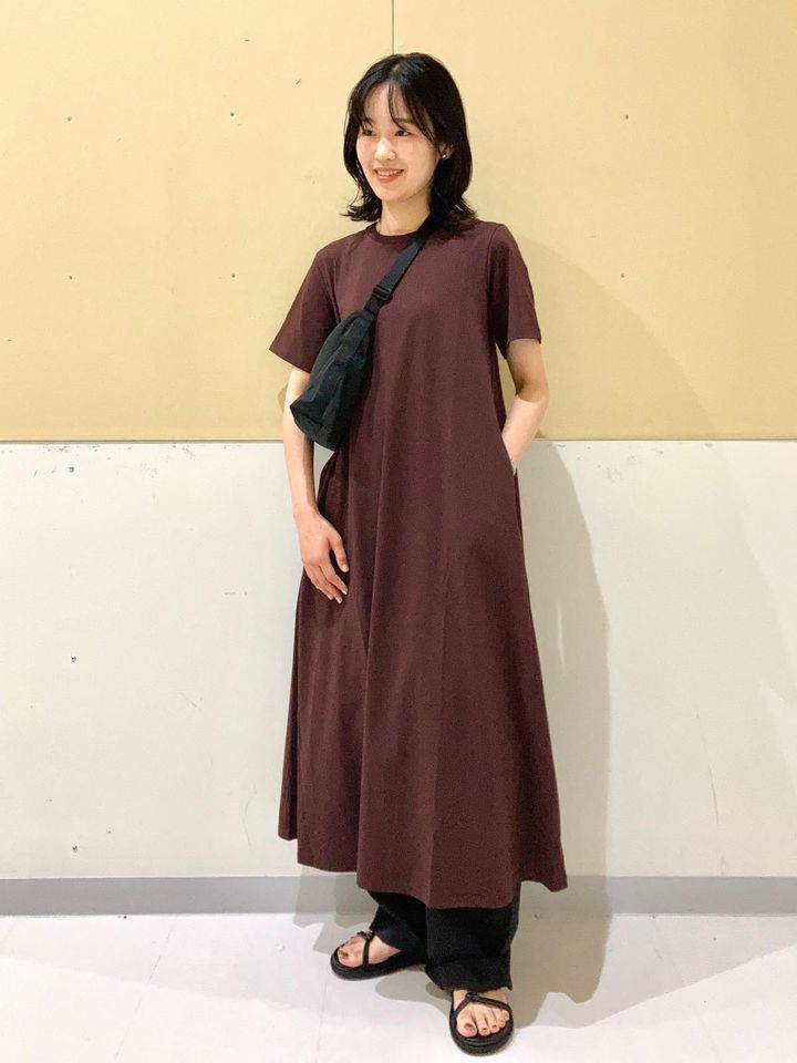 ワンピースの下にジャージーバレルレッグパンツをレイヤード 出典：StyleHint