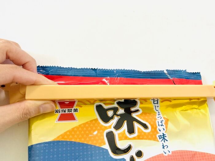 【セリア】笑っちゃうほど長すぎる！ダックスフントの胴体でキュッと挟むと…あら、便利♡