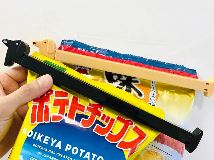【セリア】笑っちゃうほど長すぎる！ダックスフントの胴体でキュッと挟むと…あら、便利♡