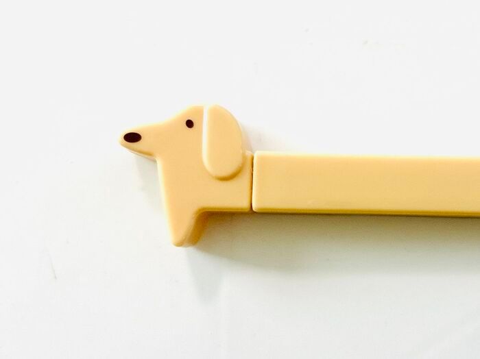 【セリア】笑っちゃうほど長すぎる！ダックスフントの胴体でキュッと挟むと…あら、便利♡