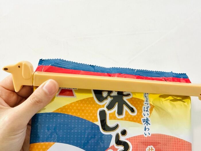【セリア】笑っちゃうほど長すぎる！ダックスフントの胴体でキュッと挟むと…あら、便利♡