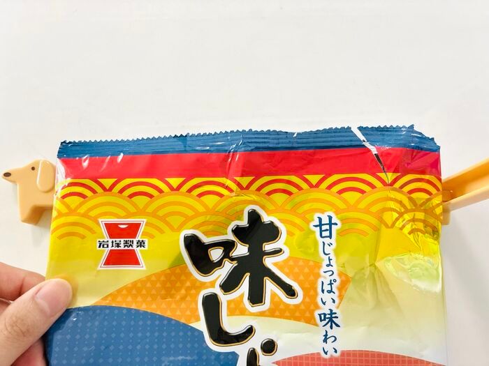 【セリア】笑っちゃうほど長すぎる！ダックスフントの胴体でキュッと挟むと…あら、便利♡