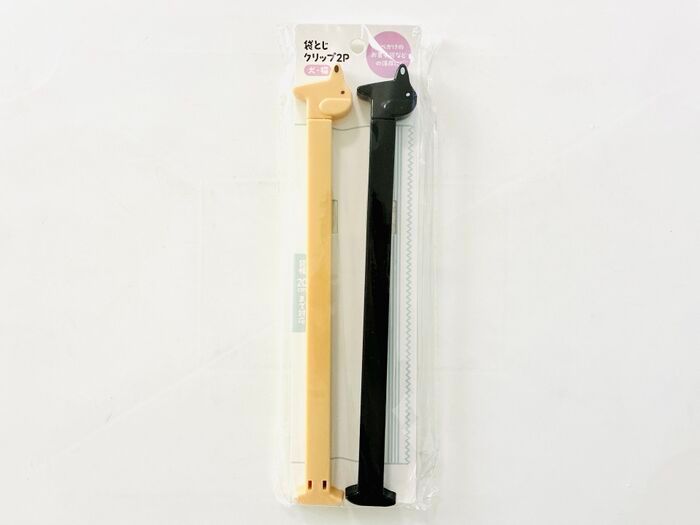 【セリア】笑っちゃうほど長すぎる！ダックスフントの胴体でキュッと挟むと…あら、便利♡