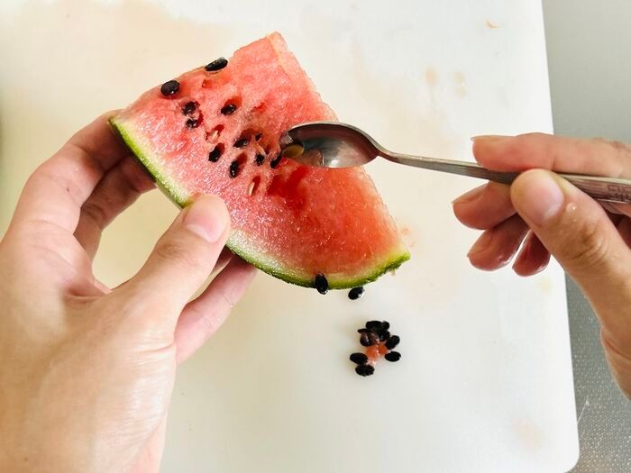 めっちゃ簡単！切り方を変えるだけで「種なしスイカ」ができちゃった！しかもどこを食べても甘～い♡