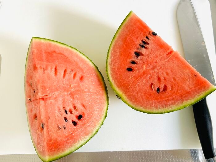 めっちゃ簡単！切り方を変えるだけで「種なしスイカ」ができちゃった！しかもどこを食べても甘～い♡