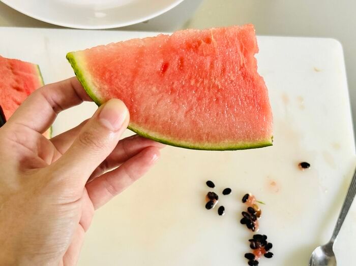 めっちゃ簡単！切り方を変えるだけで「種なしスイカ」ができちゃった！しかもどこを食べても甘～い♡
