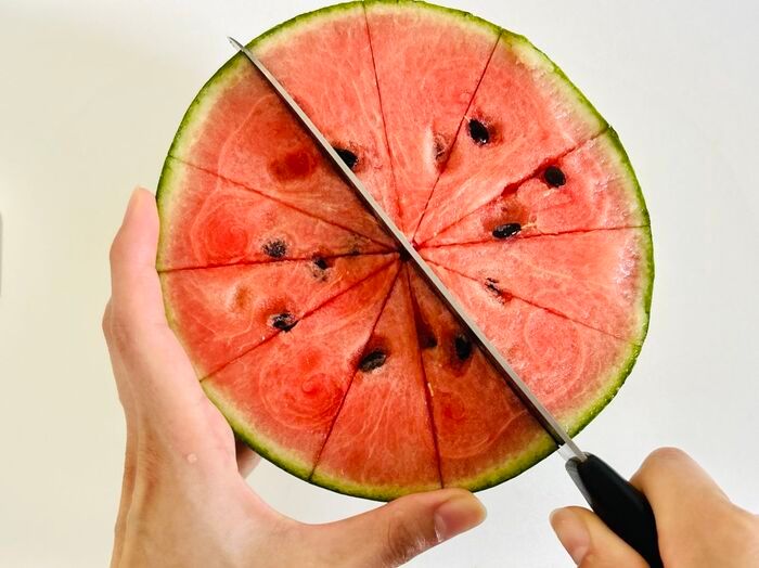めっちゃ簡単！切り方を変えるだけで「種なしスイカ」ができちゃった！しかもどこを食べても甘～い♡