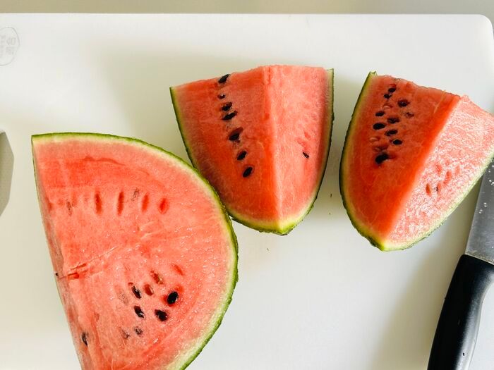 めっちゃ簡単！切り方を変えるだけで「種なしスイカ」ができちゃった！しかもどこを食べても甘～い♡