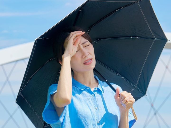 【医師が解説】猛暑による「夏季うつ」が話題になっていますが、脳科学的にも暑さが感情コントロールに影響を及ぼすことが分かっています。暑さで心も体も消耗すれば、メンタル不調に陥るのは当然のことです。睡眠、軽い運動そして人とのつながりを意識することが重要です。（※画像：Shutterstock.com）
