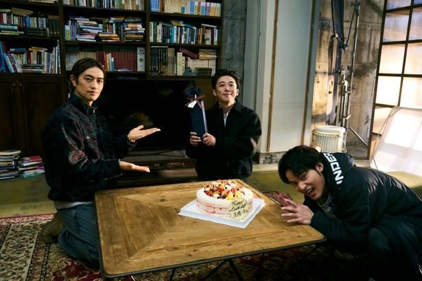 【写真を見る】12月9日に誕生日を迎えた高橋一生を、バースデーケーキで祝福する斎藤工と水上恒司 [c]PROTX