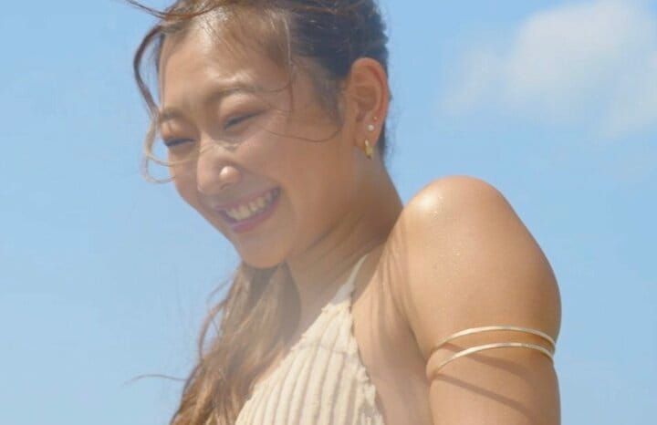 スタイル抜群のビキニ美女を担ぎ…マッチョ男性たちが群がる逆ハーレムの様子にスタジオ大興奮