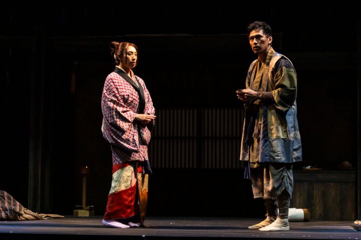 舞台『うま－馬に乗ってこの世の外へ－』 太郎に惹かれるお京は、たよりにならない夫・五助（小柳心）に冷たくふるまう。
