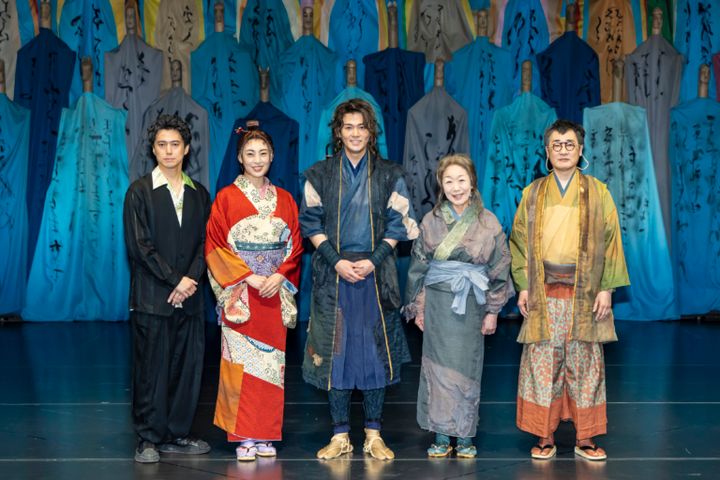 舞台『うま－馬に乗ってこの世の外へ－』出演者 左から／演出・藤田俊太郎さん、音月桂さん、小瀧望さん、梅沢昌代さん、安井順平さん