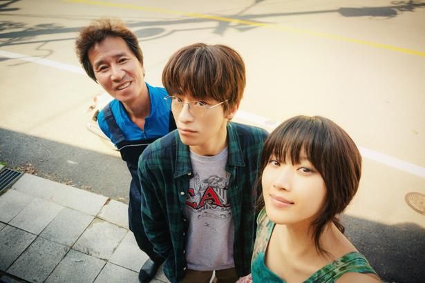 ク・ギョファン、ムン・ガヨン、シン・ジョングンの仲良し3ショット [C]2025 KC VENTURES CO., LTD AND K WAVE MEDIA LTD ALL RIGHTS RESERVED.