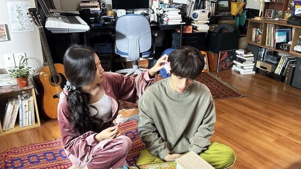 二人の生活感にリアリティを与えた小物の数々も要注目 [C]2025 KC VENTURES CO., LTD AND K WAVE MEDIA LTD ALL RIGHTS RESERVED.