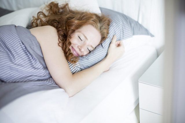 眠る女性