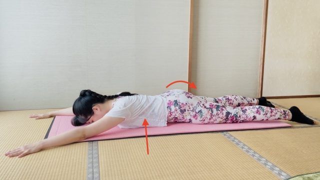 うつ伏せでお腹を引き上げ、腰に負担をかけない姿勢
