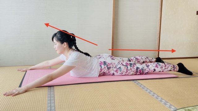 頭と足先を引っ張り合いながら上半身を起こす姿勢