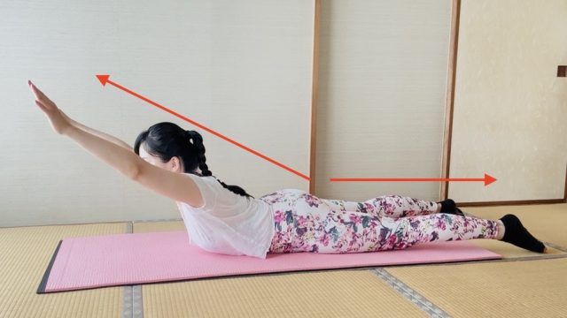 頭と足先を引っ張り合うように背骨を長く伸ばす姿勢