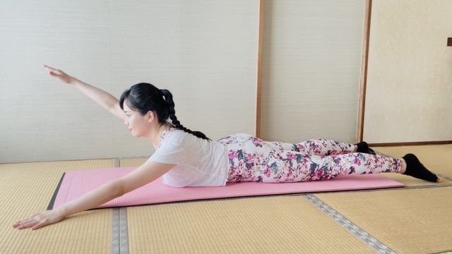 上半身を起こし、片腕を持ち上げる姿勢