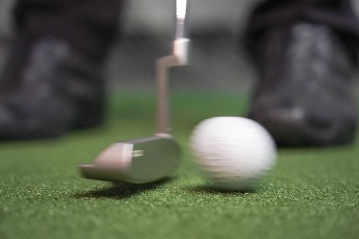 どっちが正解？再現性の高いパッティングのコツを解説
