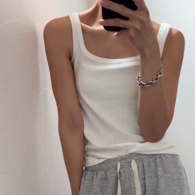 UNIQLO「ポインテールタンクトップ」