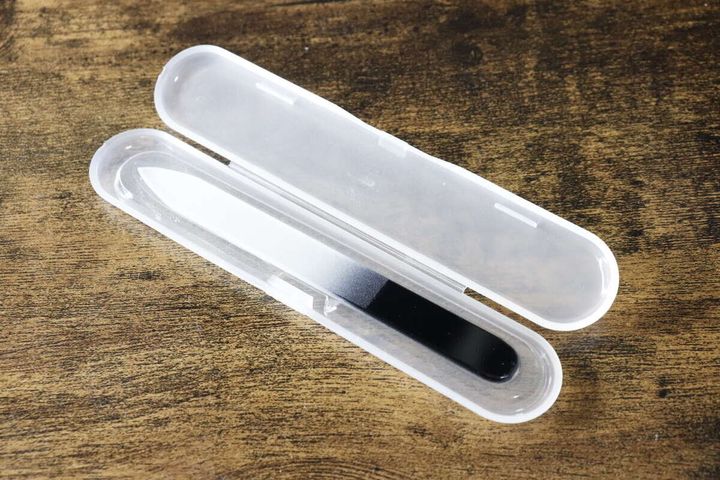 木目のテーブルで半透明のケースを開き中身が見えるつめやすり