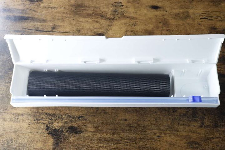 まな板シートケースの中に黒いまな板シートがセットされている状態