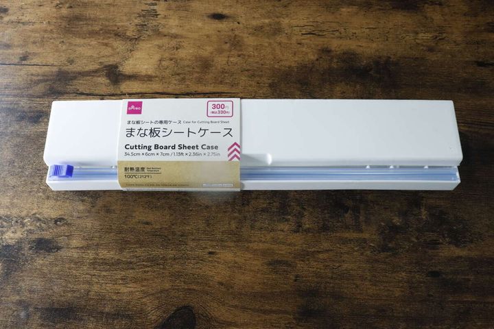 ダイソーのまな板シートケースのパッケージ全体が写っている