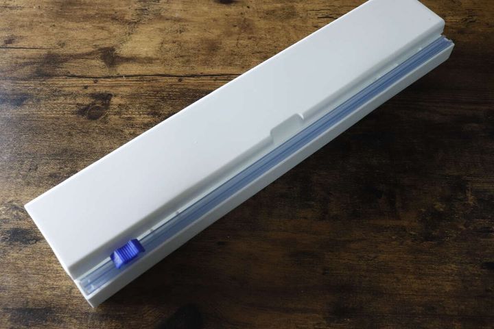 ダイソーのまな板シートケース本体を斜め上から見た様子