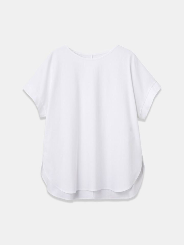 PLSTの白いTシャツを平置きで撮影した商品写真