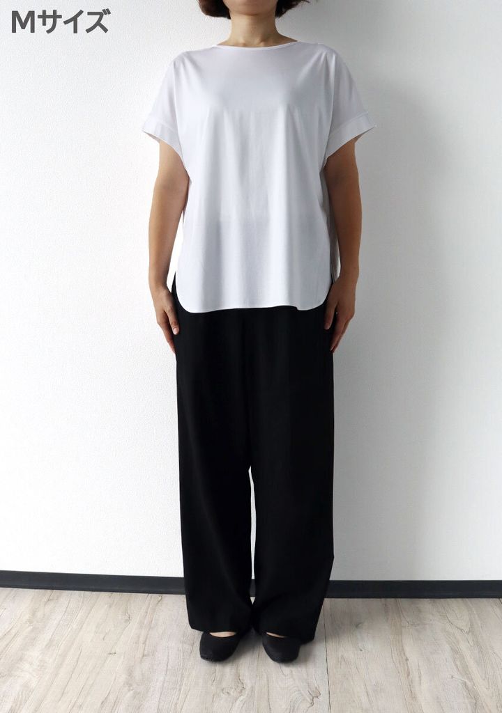 女性がPLSTのMサイズ白Tシャツと黒パンツを着用し正面で立つ