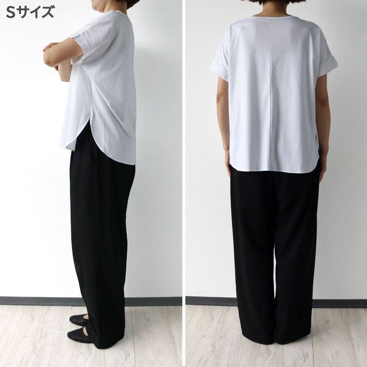 女性がPLSTのSサイズ白Tシャツと黒パンツを着用し横と後ろ姿