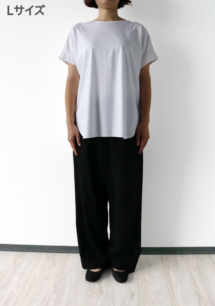 女性がPLSTのLサイズ白Tシャツと黒パンツを着用し正面で立つ