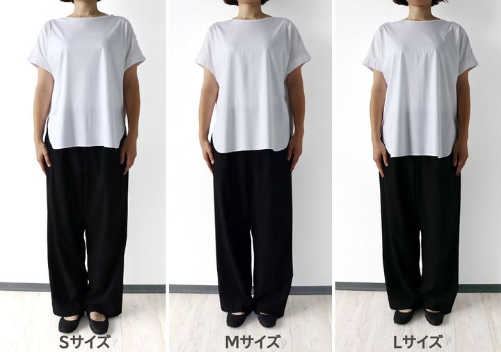 女性がSML各サイズの白Tシャツと黒パンツを着用し並んで比較