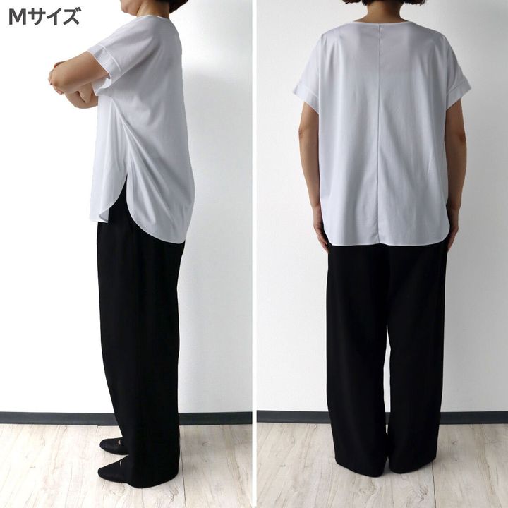 女性がPLSTのMサイズ白Tシャツと黒パンツを着用し横と後ろ姿