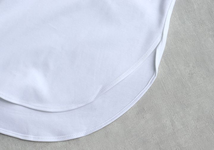 白いTシャツのサイドスリットとラウンドヘムの裾部分のアップ