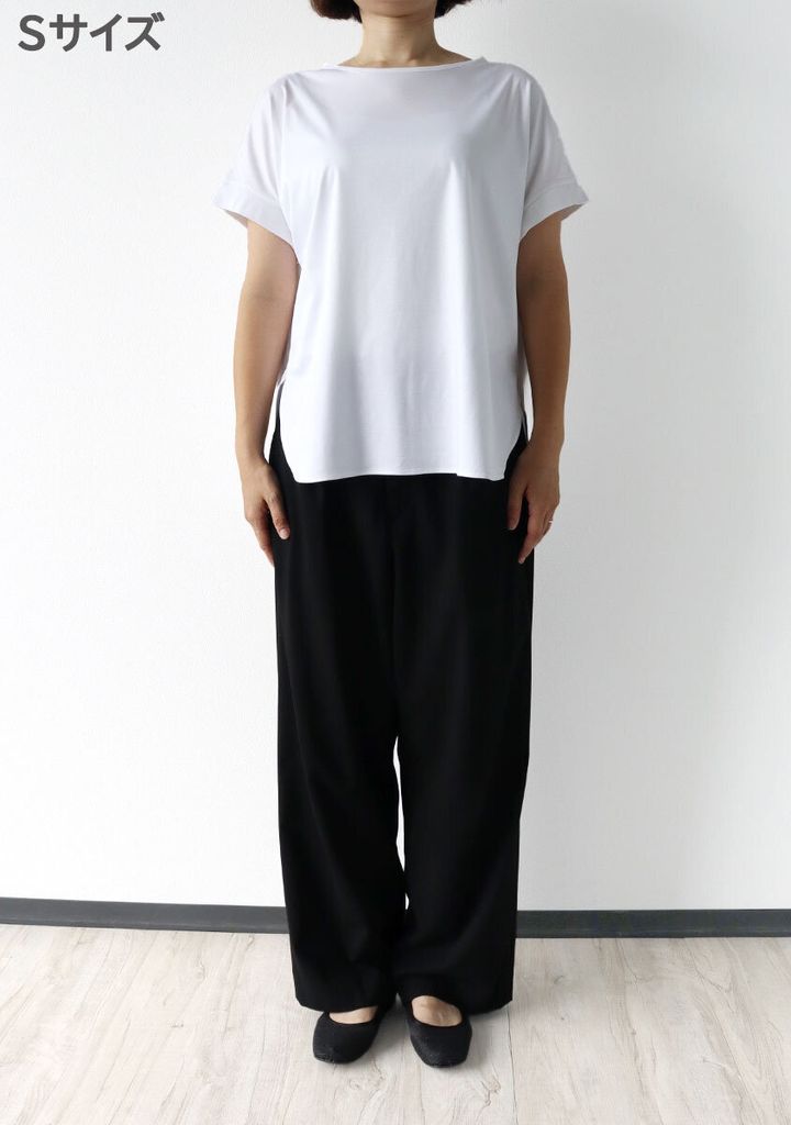 女性がPLSTのSサイズ白Tシャツと黒パンツを着用し正面で立つ