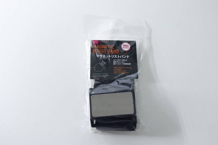 ダイソーのマグネットリストバンドが透明なパッケージに入っている