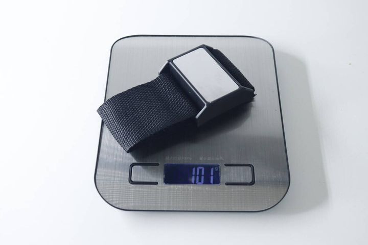 マグネットリストバンドをデジタルスケールに乗せて重さ101gを表示