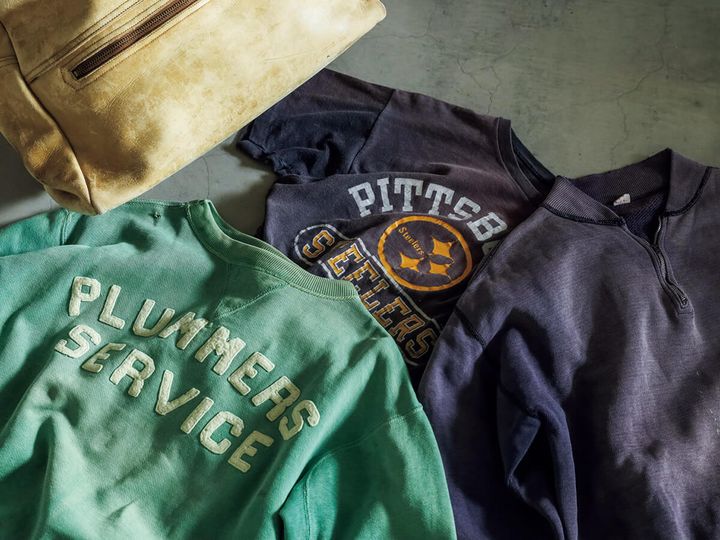 〈チャンピオン〉の1970s のＴシャツ、1940sのダブルガゼットスエットシャツ、1950sのハーフジップスエットシャツ、〈エル・エル・ビーン〉の1930sのレザーボストンバッグ