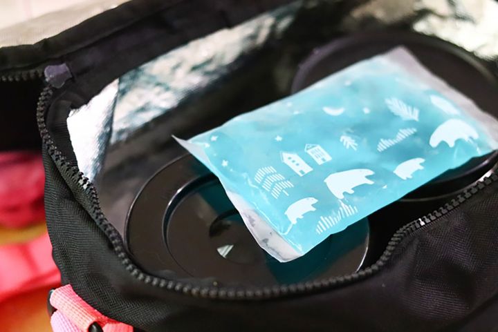 冷気は上から下へ流れやすいので、保冷剤はお弁当の上に置くのがおすすめ