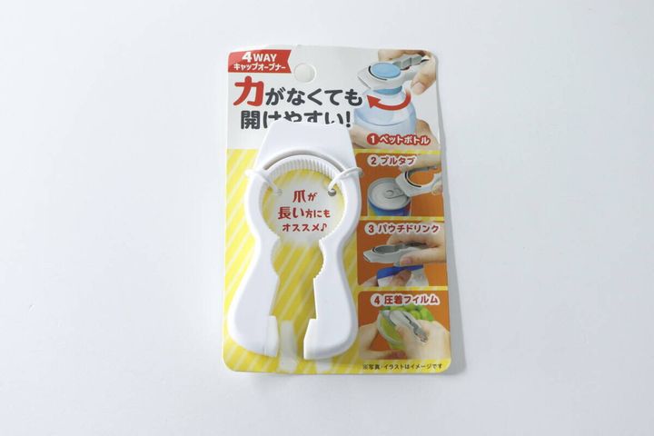 パッケージに入った白い4WAYキャップオープナー。商品名と4つの機能が記載されている