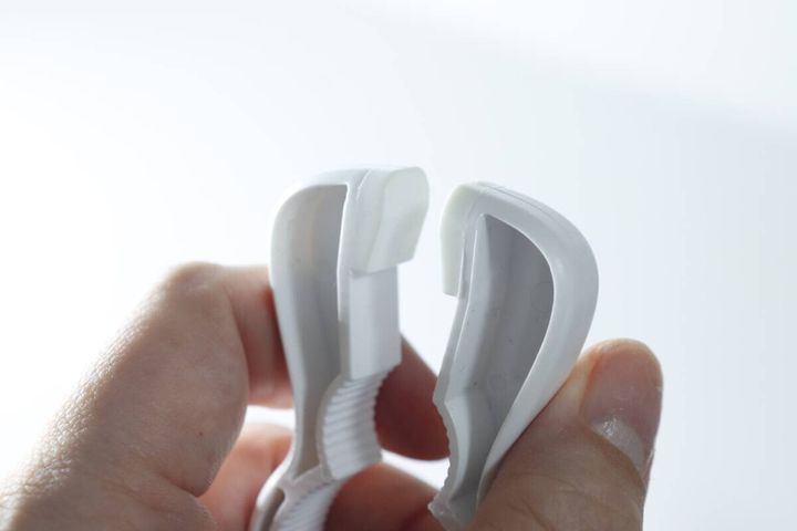 白い4WAYキャップオープナーの圧着フィルムを挟むトング状の先端部分