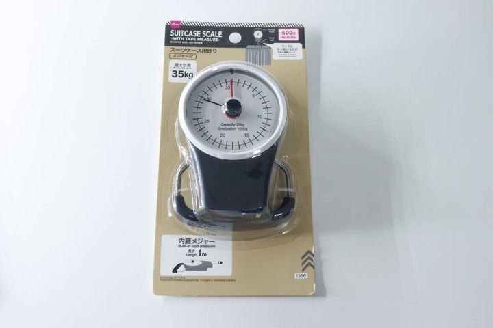 パッケージに入ったダイソーのスーツケース用計り。最大35kg、メジャー付きの表示。