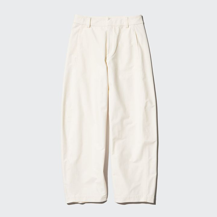 オフホワイトのジャージーバレルレッグパンツ。フロントサイドに切り替え。