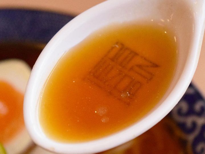 スープは鰹をベースにした魚介だしの上品な旨味