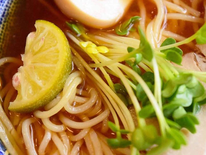 すだちを絞るとフレッシュな香りと心地よい酸味が一気に際立ち、後味もより爽快